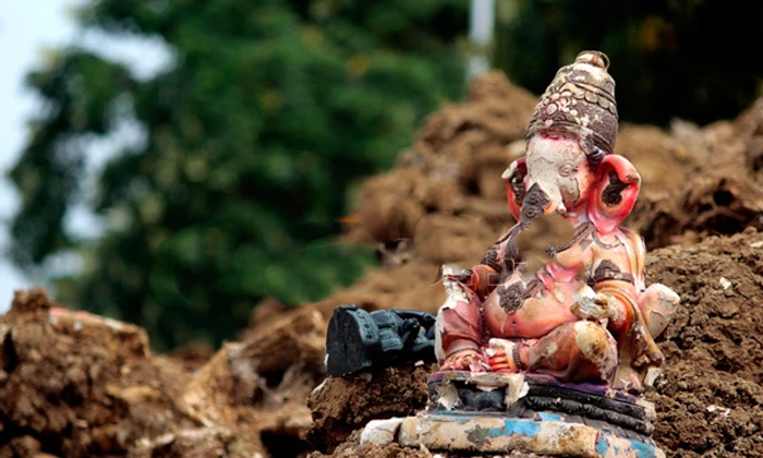  Are You Throwing Out The Broken Idols , Broken Idols, Home Pooja Room, Pooja, Th-TeluguStop.com