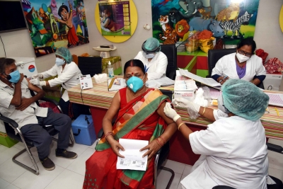  As Vaccination Process Crawls, Andhra Mulls New Strategy To Cut Crowding At Cent-TeluguStop.com