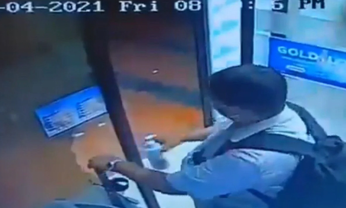  Viral Video: The Man Who Smashed The Bottle Of Sanitizer In The Atm Centerman, S-TeluguStop.com