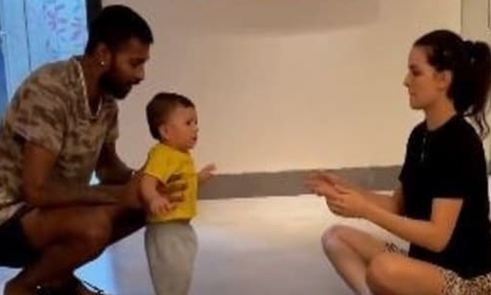  Cricketer Hardik Pandya And Natasa Son Agastya Takes First Steps Video Viral, Cr-TeluguStop.com