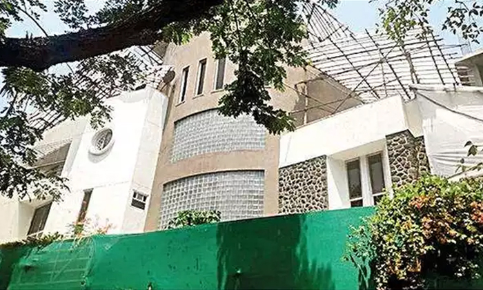  Hero Ajay Devagan Buys Lavish Bungalow Worth Rs 60 Crore Rupees In Juhu, Sixty C-TeluguStop.com