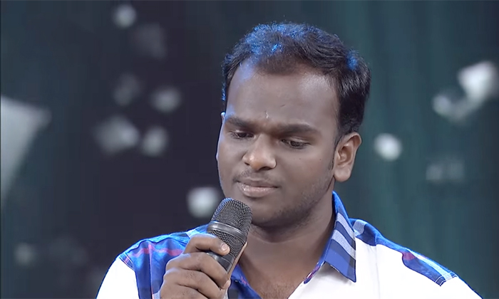  Hyper Aadi Shocked With Emmanuel Singing Performance On Sri Devi Drama Company ,-TeluguStop.com