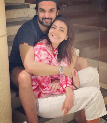  Kajal Agarwal Shares A Happy Photo-op With Hubby-TeluguStop.com