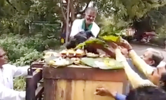  Viral A Delhi Man Doing Business With Crows For Hindu Rituals, Crow Business, Vi-TeluguStop.com