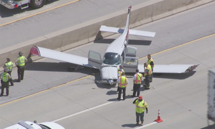  Viral Aeroplane Lands On Highway In Chicago America , Viral, Viral Latest, Socia-TeluguStop.com