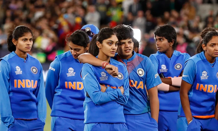  Viral Video  Women Cricketers Sweating In The Quarantine Indian Cricket, Viral N-TeluguStop.com