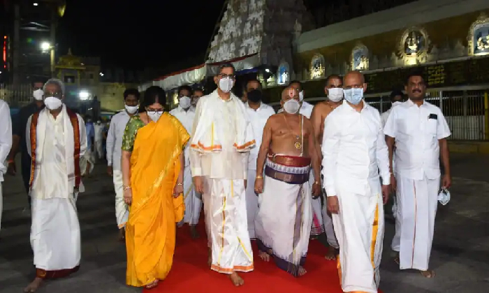  Justice Nv Ramana Couple Offered Prayers To Lord Venkateshwara At Ttd Temple-TeluguStop.com