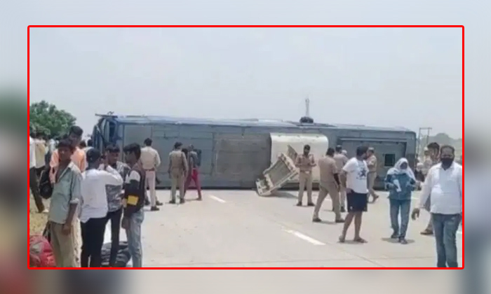  A Terrible Road Accident In Uttar Pradesh Yamuna Express Highway, Uttar Pradesh-TeluguStop.com