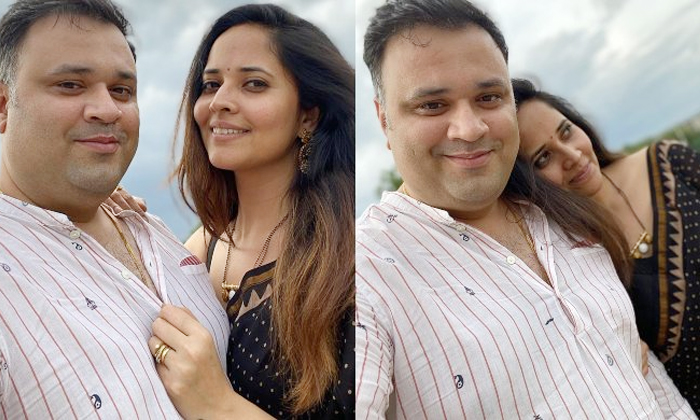  Anasuya Bharadwaj Husband Whatsapp Dp Going Viral In Social Media,  Anasuya Bhar-TeluguStop.com