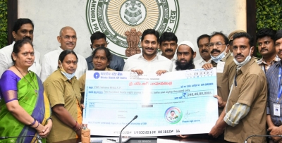  Andhra Provides Rs 10k Aid To Autorickshaw, Cab Drivers-TeluguStop.com