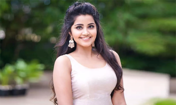  Anupama Parameswaran School Days Photo Goes Viral In Social Media, Anupama Param-TeluguStop.com