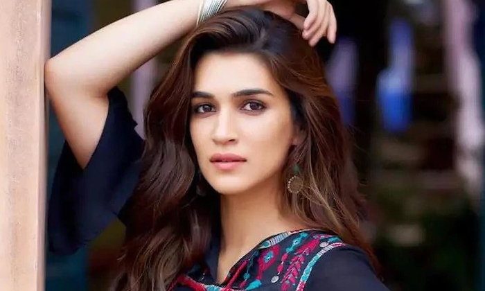  Bollywood Star Heroine Kriti Sanon Wants To Act With Mahesh Babu Bollywood, Krit-TeluguStop.com