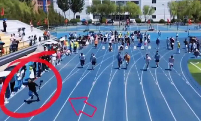  A Chinese Cameraman Record Breaks By Running In Race. China, Cameraman, Athletes-TeluguStop.com