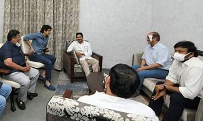  Chiranjeevi And Tollywood Team Meet Ap Cm Ys Jagan Mohan Reddy,latest News-TeluguStop.com