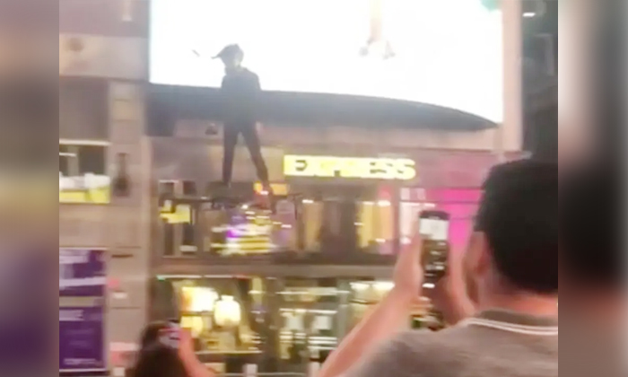  Drone Man Flying Crazy On Drone At New York Times Square , Times Square Drone ,-TeluguStop.com