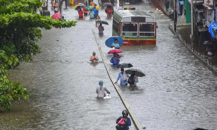  Heavy Rains In Mumbai City Mumbai, Corona Virus, Havey Rain , Mumabai , Railway-TeluguStop.com