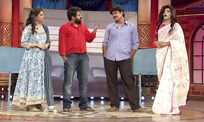 Hyper Aadi Punches In Jabardasth Show On Shanti Swaroop Goes Viral, Hyper Aadi,-TeluguStop.com