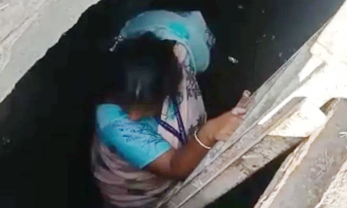  Mumbai Municipal Officer Suvidha Chowhan Enters Manhole , Drinage Works, Municip-TeluguStop.com