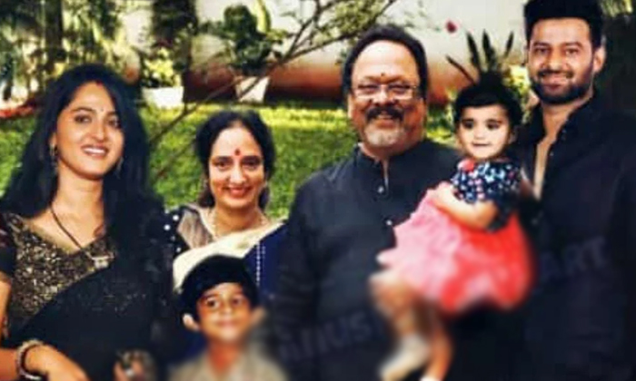  Prabhas Anushka Family Photo Secret Is There Also Two Children, Prabahas, Anushk-TeluguStop.com
