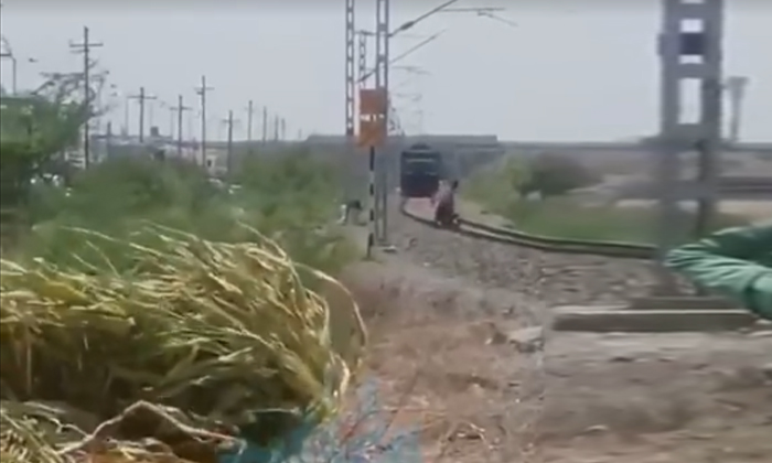  Viral Video, A Fast Train On One Side And A Bike Stuck On The Railway Track On-TeluguStop.com