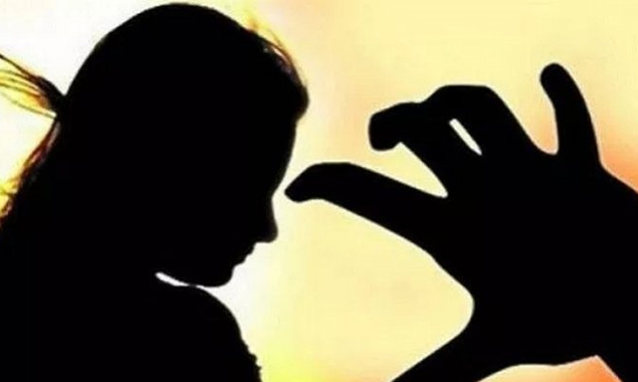  Girl Molested Boy Kiss In Lift Her Father Reached-TeluguStop.com