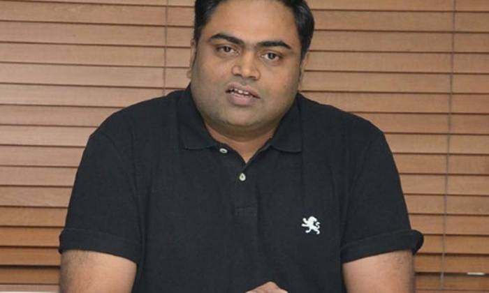  Tollywood Directors Who Are Not Able Write Stories, Tollywood Directors, Screen-TeluguStop.com