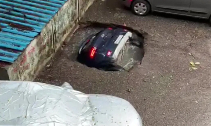  Ori Devuda How Did The Car Parked In Front Of The House Suddenly Disappea-TeluguStop.com