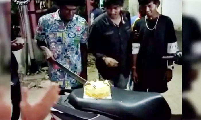  Viral Chennai Police Arrested Six Members For Celebrating Birthday , Viral, Late-TeluguStop.com