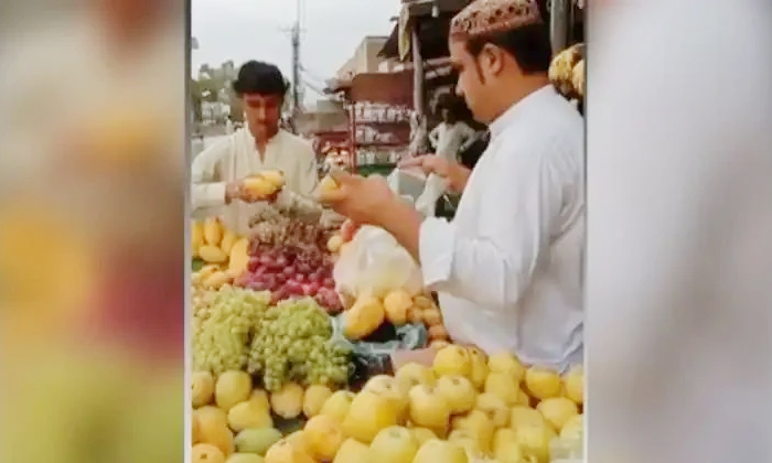  Viral Video Fruits Seller Cunning Idea Betraying Customers,  Viral Latest, Viral-TeluguStop.com