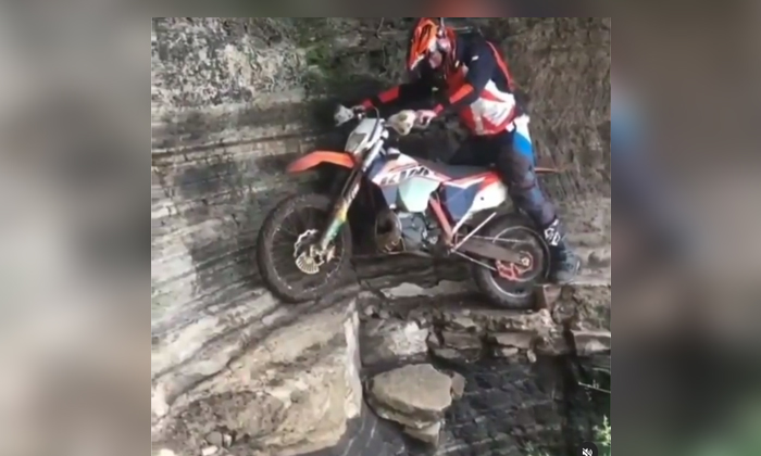  Viral Video Man Ride Bike In Very Dangerous Place , Biker, Stuns , Viral Video,-TeluguStop.com