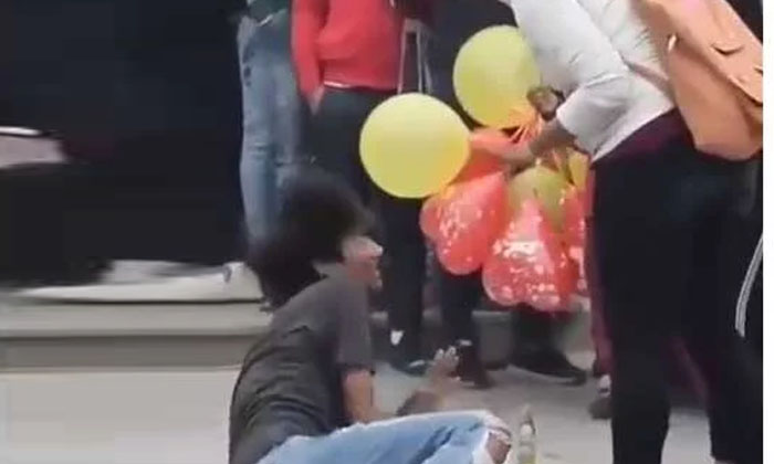  The Boy Who Harassed The Girl To Get A Kiss On The Sidewalk . Finally Boy, Dema-TeluguStop.com