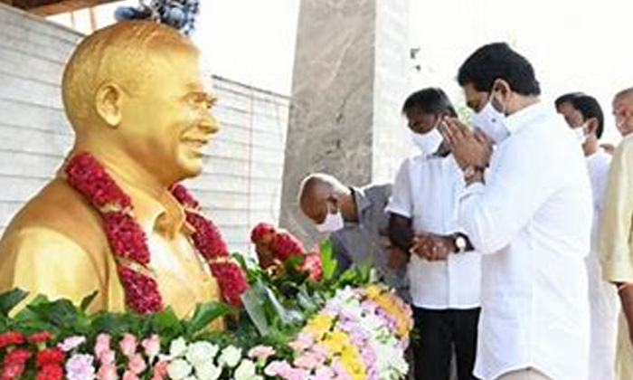  Ap Cm Ys Jagan Posted An Emotional Post On The Occasion Of Ys Jayanti Ys Jagan,-TeluguStop.com