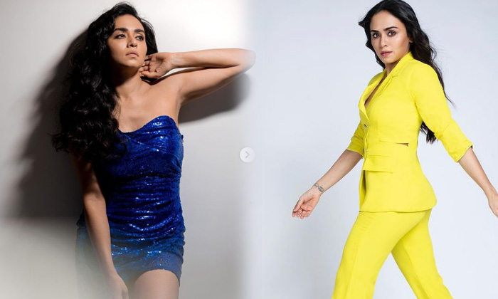 Actress Amruta Khanvilkar Looks Classy And Elegant In This Pictures-telugu Actress Photos Actress Amruta Khanvilkar Look High Resolution Photo