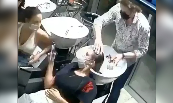  Angry Hairdresser Do This To Woman Talking To Her Friend During Head Wash, Viral-TeluguStop.com