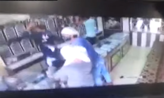  Couples Robbery Bid Foiled In Gujarat Ahmedabad, Cctv, Ahmedabad Bid, Foiled, Sh-TeluguStop.com