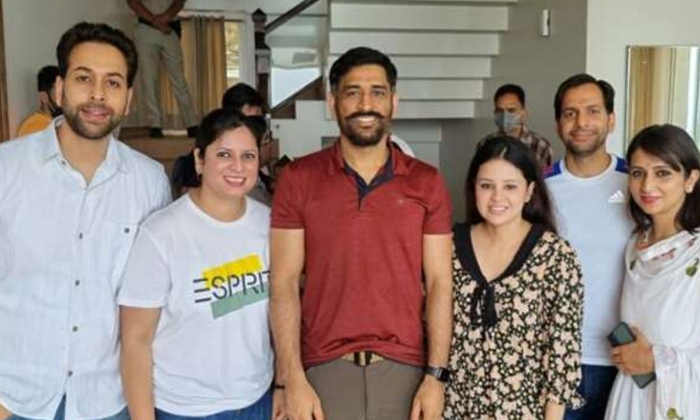  Cricketer Dhoni New Look With Traditional Cap Goes Viral, Ipl 2021, Csk Skipper,-TeluguStop.com