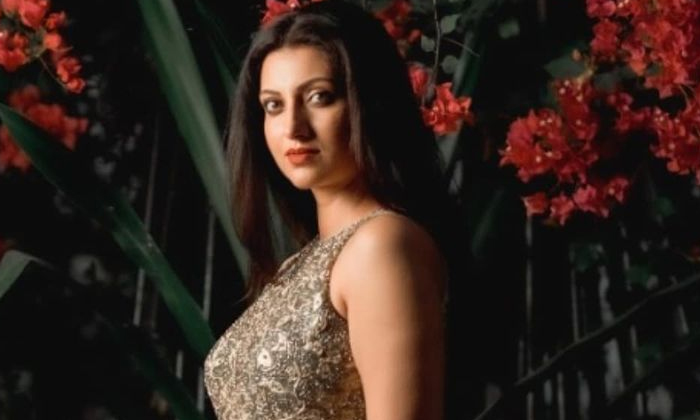  Mirchi Movie Special Song Fame Hamsa Nandini Teasing With Glamour Treat, Mirchi-TeluguStop.com