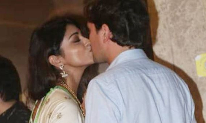  Shriya Saran Husband Kissing Video Viral, Shriya Saran, Andrew, Telugu Actress,-TeluguStop.com