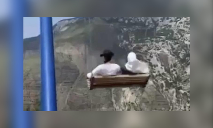  Terrifying Moment Two Women Fall Off Swing On The Edge Of 6300 Feets Cliff, Wome-TeluguStop.com