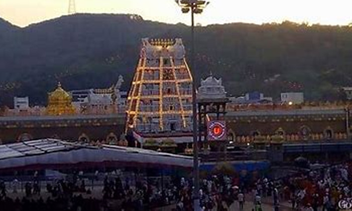  Tirumala Srivari Devotees Crowd Started At Tirupathi,latest News-TeluguStop.com