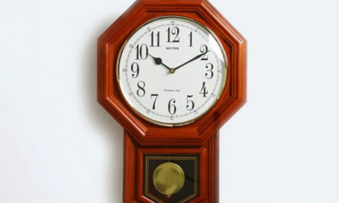  Vastu Tips To Place Your Wall Clocks In The Right Direction At The Right Place,-TeluguStop.com