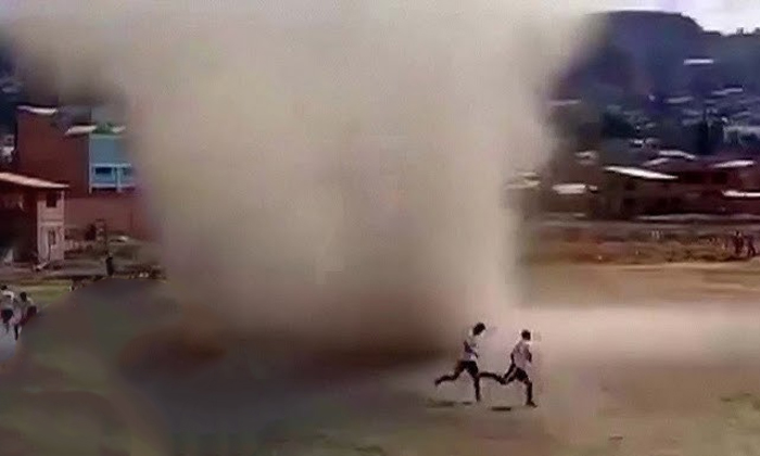  Whirlwind Sweeps Through Football Match In The Bolivia Country, Whirlwind Sweeps-TeluguStop.com