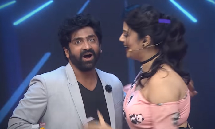  Anchor Sree Mukhi Kisses Sekhar Master Again In Comedy Stars Show, Anchor Sreemu-TeluguStop.com