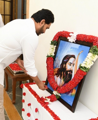  Ap Governor, Cm Offer Tributes To Alluri Sitarama Raju-TeluguStop.com