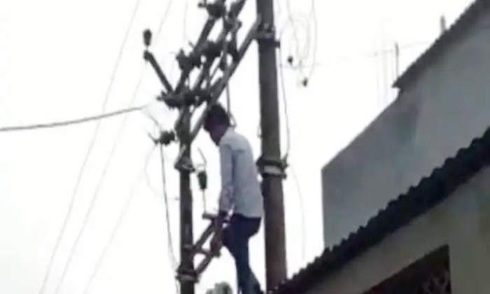  Bihar Man Get On The Transformer After Fighting With Wife , Wife, Husband, Fight-TeluguStop.com