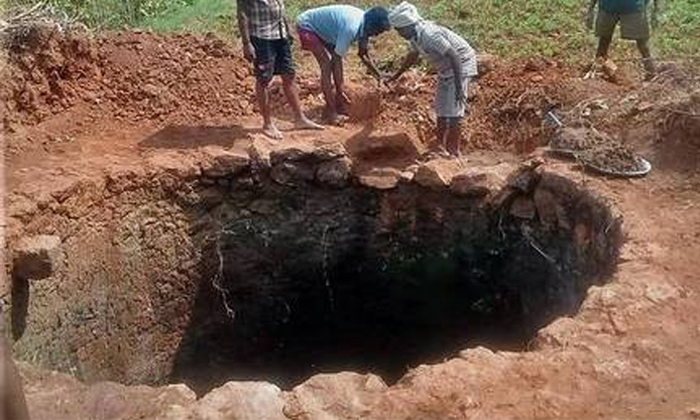  Farmer Gave Police Complaint Over Vanishing The Well From His Filed , Karnataka,-TeluguStop.com