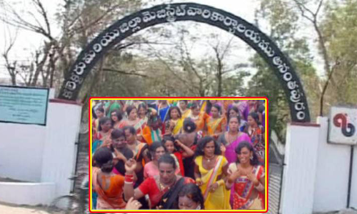  Gang War Between Bangalore Hijras And Rayalaseema Hijras,  Anantapur, Hijras Wa-TeluguStop.com