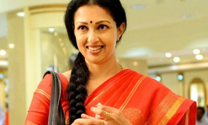  When Gautami Almost Fell Down From Hill In An  Outdoor Shoot, Almost Fell Down,-TeluguStop.com