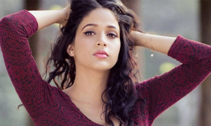  Heroine Lavanya Tripathi Bad Experience With Air Asia Flight Service, Lavanya Tr-TeluguStop.com