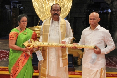  Hyderabad Bizman Donates Rs 1 Cr Gold Sword To Tirupati Deity-TeluguStop.com